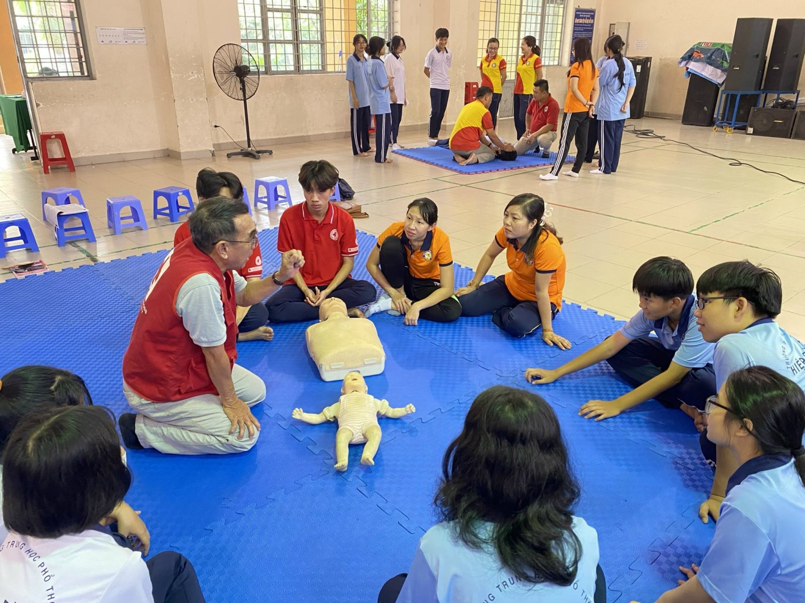 Buổi tập huấn sơ cấp cứu: tình nguyện viên thực hành ép tim trên mô hình dưới sự hướng dẫn của giảng viên