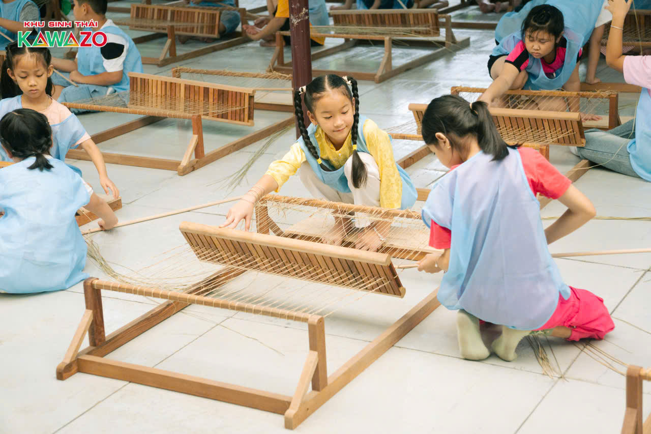 Học sinh trải nghiệm nghề dệt truyền thống tại Khu sinh thái - Làng nghề truyền thống KAWAZO