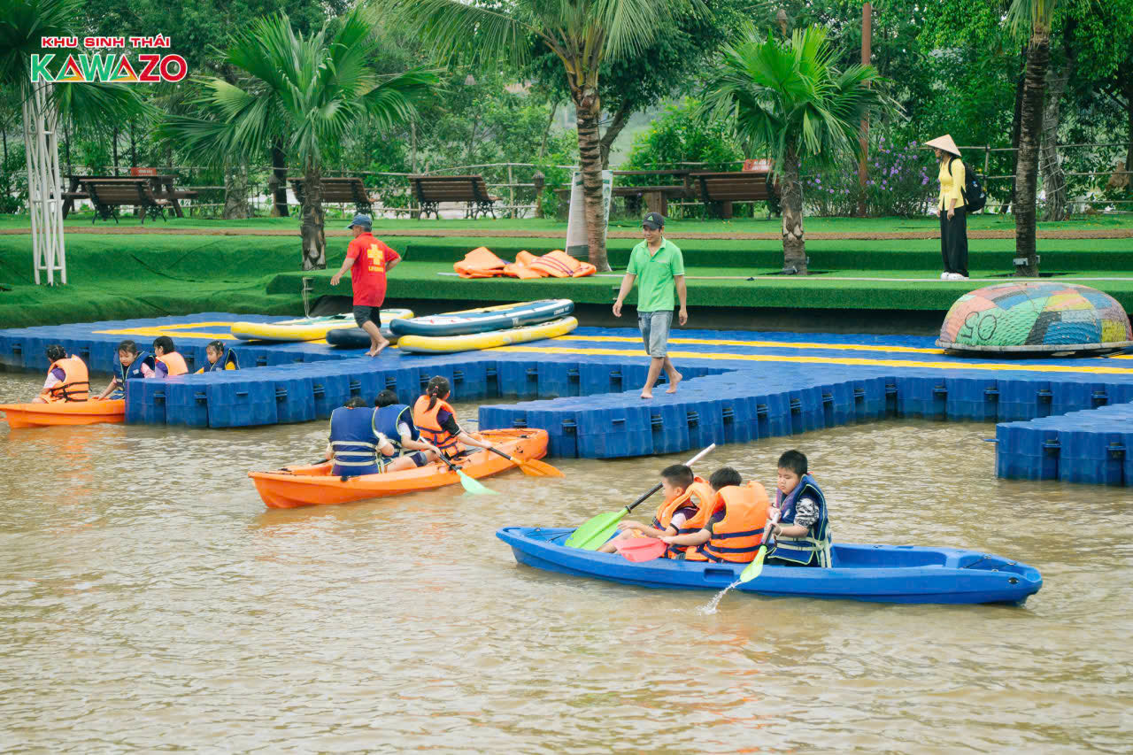 Khu vực hồ nước trong khuôn viên Khu sinh thái - Làng nghề truyền thống KAWAZO