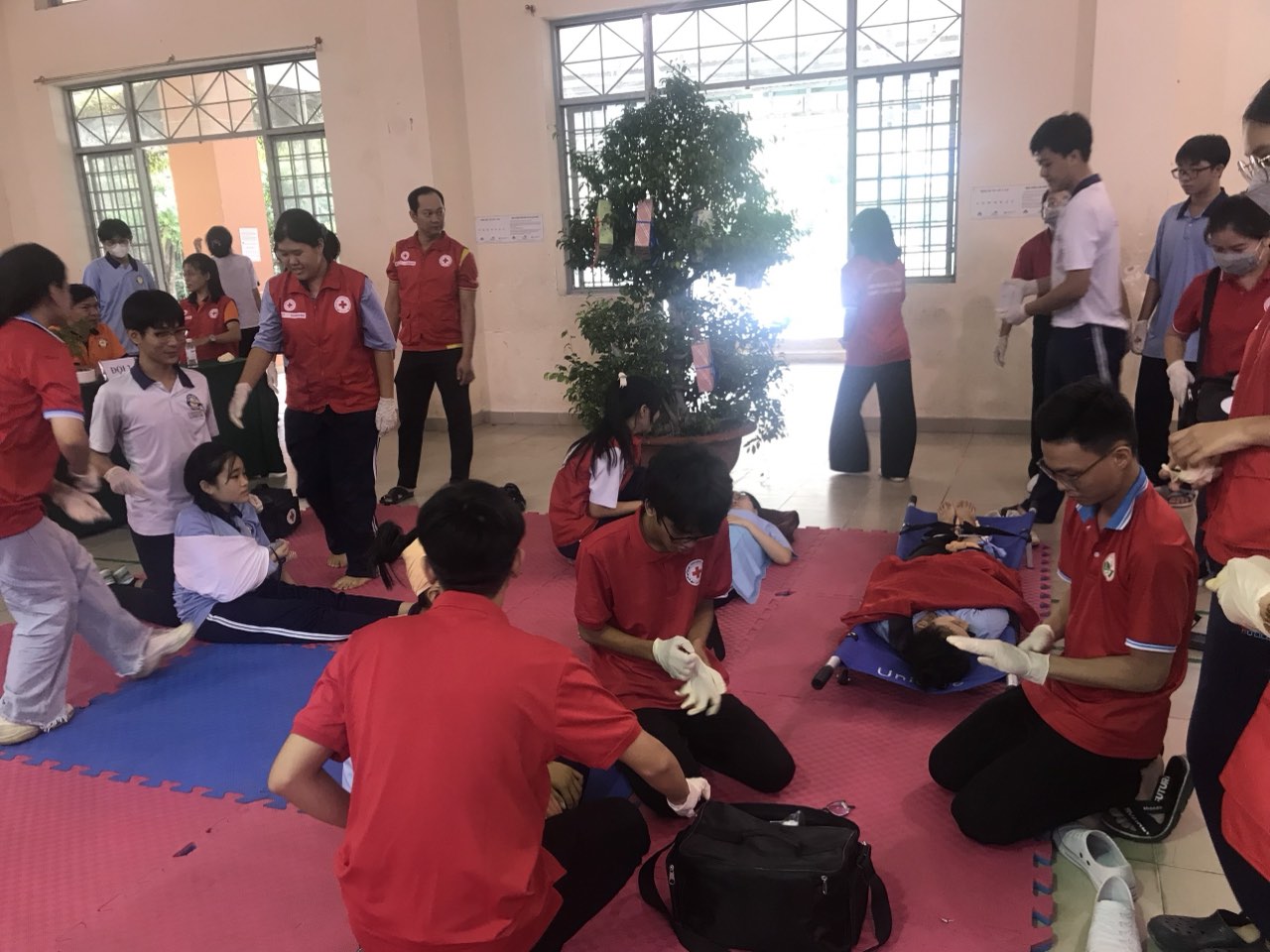 Các nhóm học viên thực hành sơ cấp cứu theo tình huống giả định trong buổi tập huấn