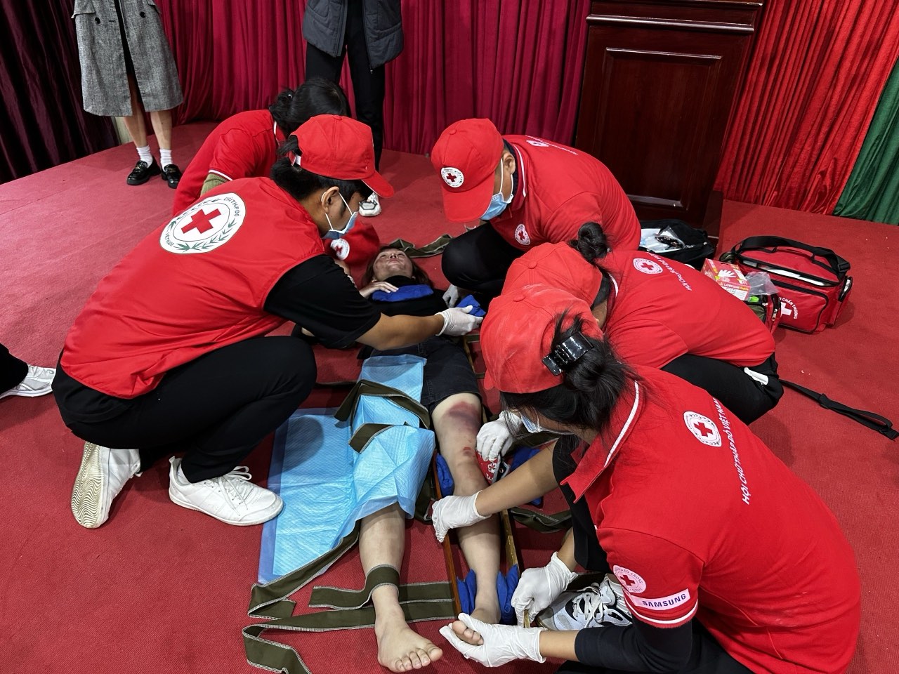 Đội sơ cấp cứu Hội Chữ thập đỏ xử trí nạn nhân giả định trong buổi tập huấn
